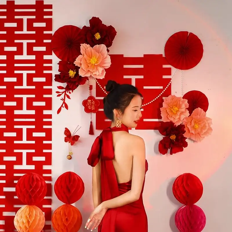 Свадебное украшение рабочего стола с трехмерными благоприятными персонажами.
Свадебное украшение рабочего стола с трехмерными благоприятными персонажами.