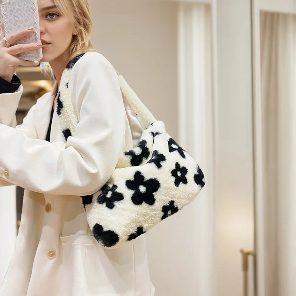 Plush flowers underarm hairy bag fall and winter new trend niche spot handbag bag female single shoulder
Plush flowers underarm hairy bag fall and winter new trend niche spot handbag bag female single shoulder