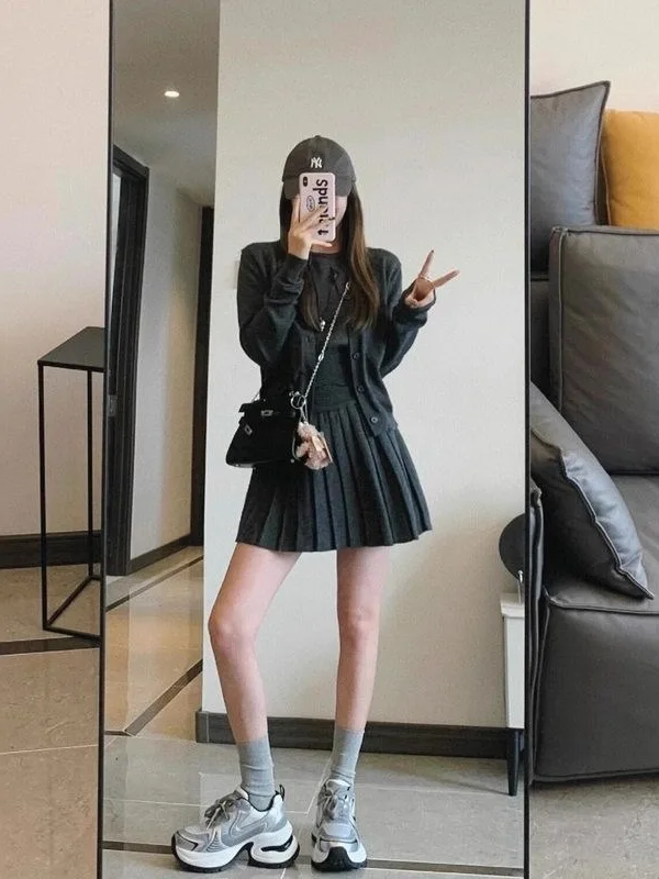 Autumn Winter ey Knitted Tee-Piece Set Vintage Hong Kong Sle Girl's Faion Ensemble Open Cardigan Pleated Skirt
Autumn Winter ey Knitted Tee-Piece Set Vintage Hong Kong Sle Girl's Faion Ensemble Open Cardigan Pleated Skirt