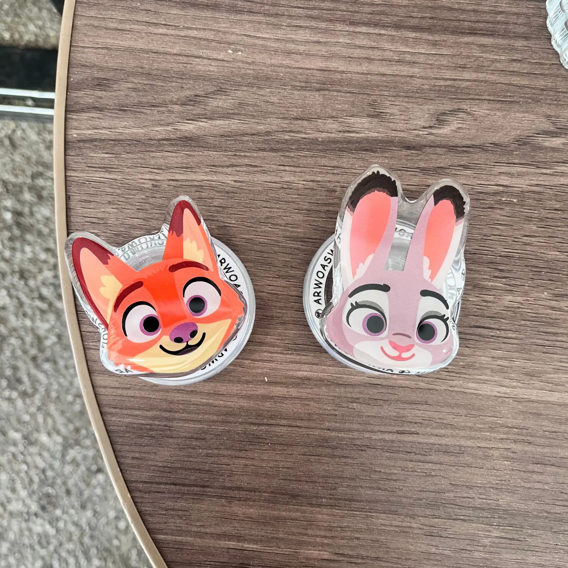 Милый мультяшный город животных, подходит для MagSafe, магнитный кронштейн, супер адсорбционная настольная выдвижная подушка безопасности для IPhone 17
Милый мультяшный город животных, подходит для MagSafe, магнитный кронштейн, супер адсорбционная настольная выдвижная подушка безопасности для IPhone 17