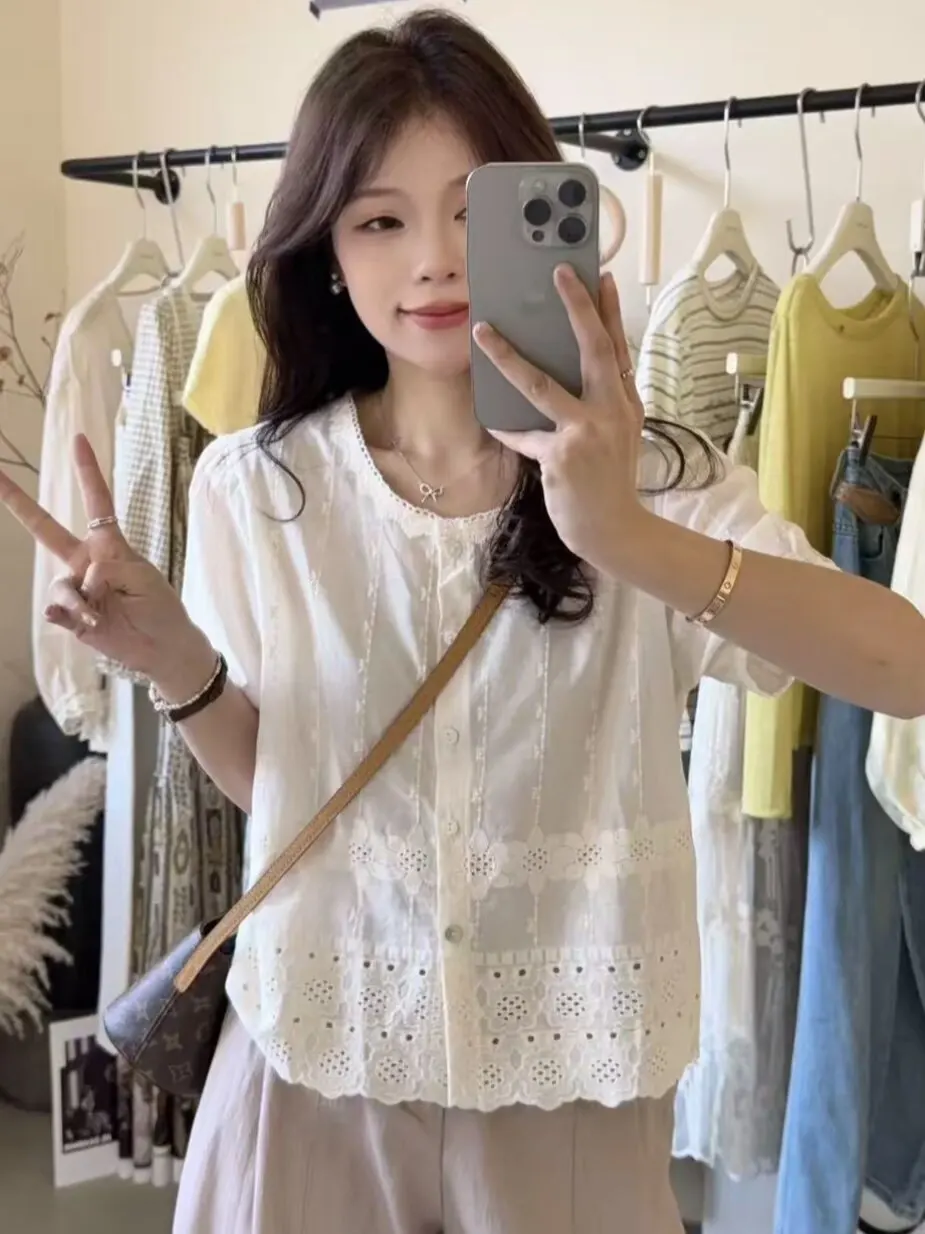 Elegant V-neck Embroidered Shirt Women's Summer New Style Lace Trim Hollow out Casual Loose Match All Cotton Short Sleeve Top
Elegant V-neck Embroidered Shirt Women's Summer New Style Lace Trim Hollow out Casual Loose Match All Cotton Short Sleeve Top