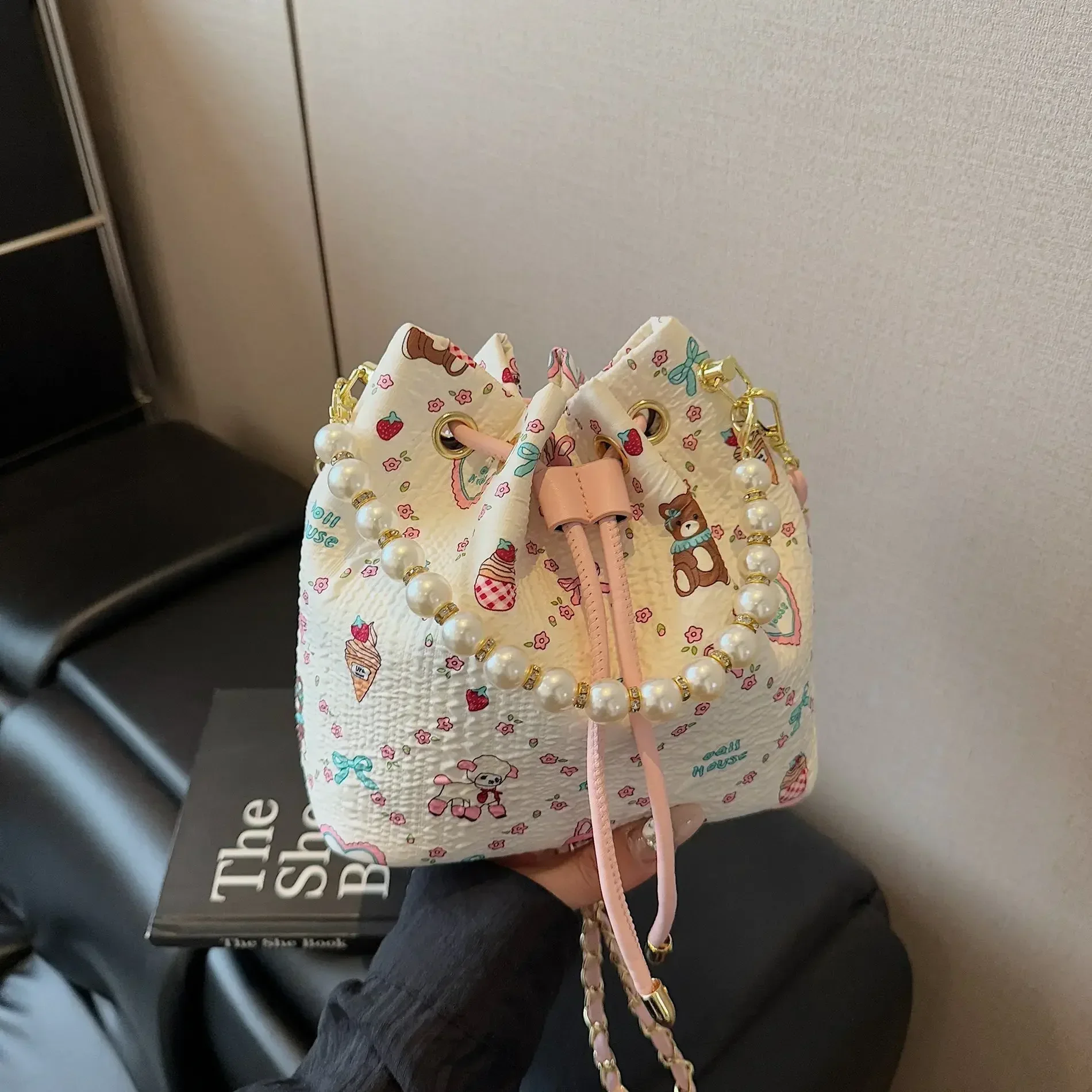 Sweet Girl's Outfit!Cute Bucket Bag - Floral Print Cartoon Design, Drawstring Closure, Multi-functional Storage for Cosmetics
Sweet Girl's Outfit!Cute Bucket Bag - Floral Print Cartoon Design, Drawstring Closure, Multi-functional Storage for Cosmetics