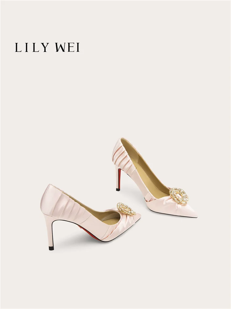 Spring new pointed-toe silk-faced rhinestone small-size high heels for banquets, large-size widened version women's shoes
Spring new pointed-toe silk-faced rhinestone small-size high heels for banquets, large-size widened version women's shoes