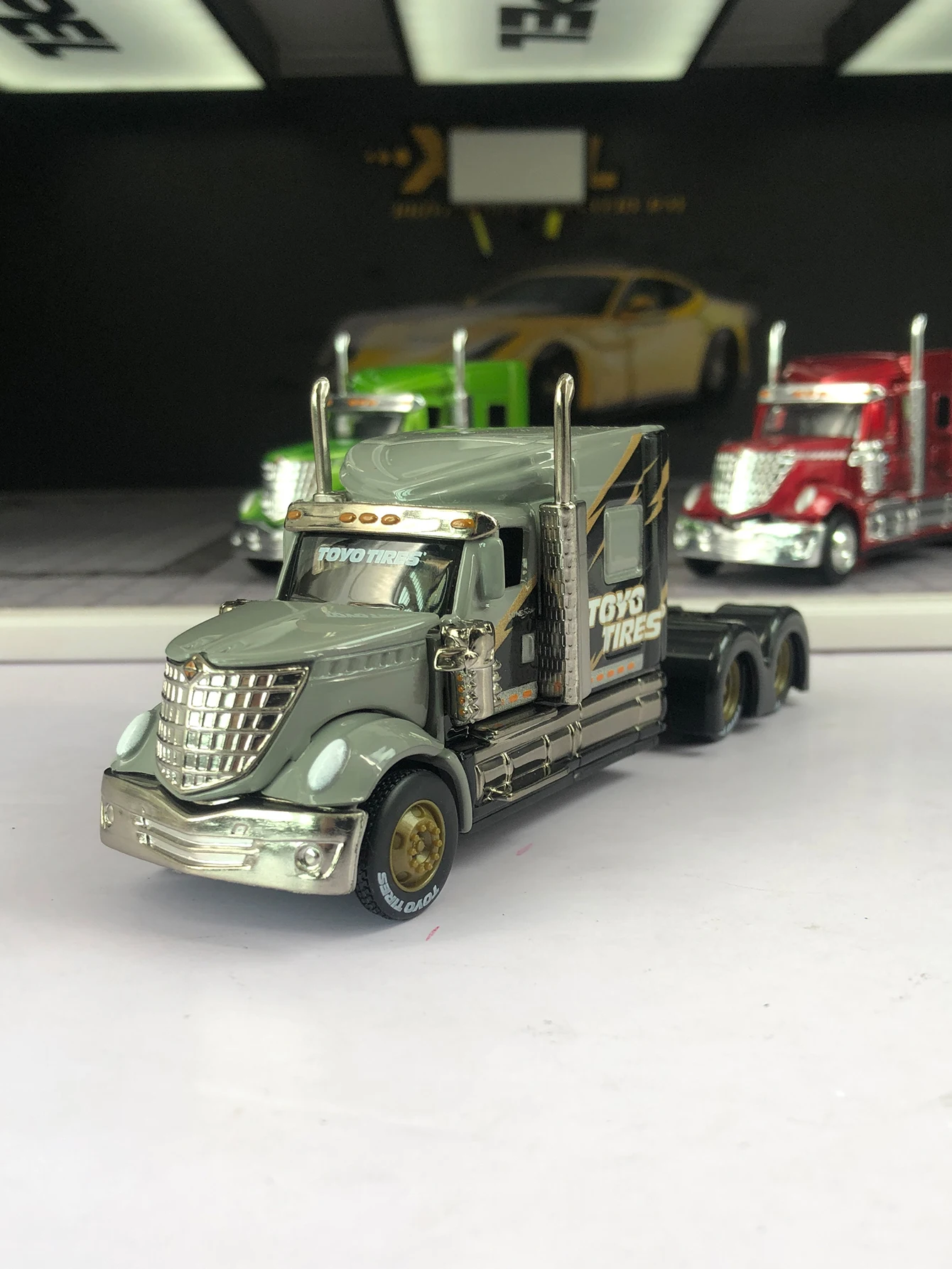 Maisto 1:64 simulated International Lonestar model car, static ornament,collectible gift car
Maisto 1:64 simulated International Lonestar model car, static ornament,collectible gift car