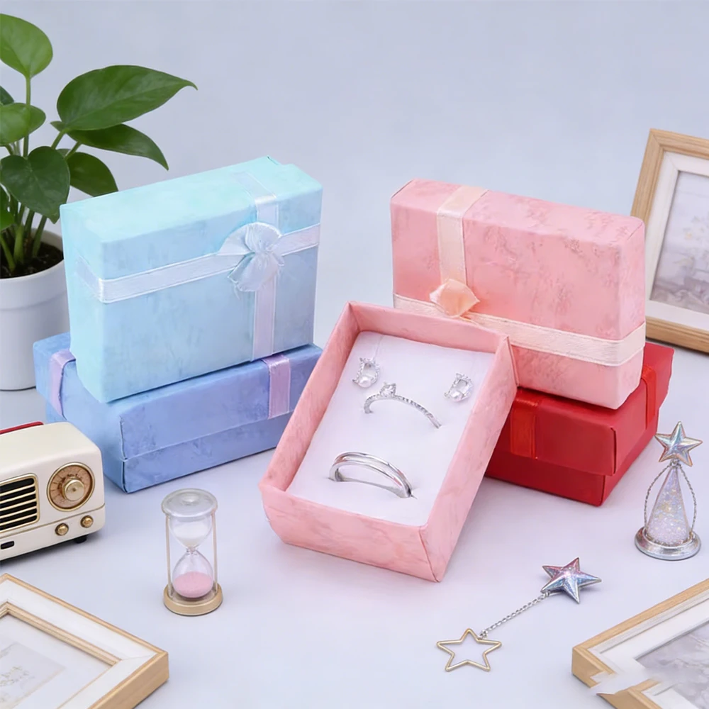 100 шт. 4x6x2,5 см коробки для хранения ювелирных изделий кольца серьги ожерелье дорожная упаковка подарочная коробка чехол свадебные сувениры органайзер для ювелирных изделий
100 шт. 4x6x2,5 см коробки для хранения ювелирных изделий кольца серьги ожерелье дорожная упаковка подарочная коробка чехол свадебные сувениры органайзер для ювелирных изделий
