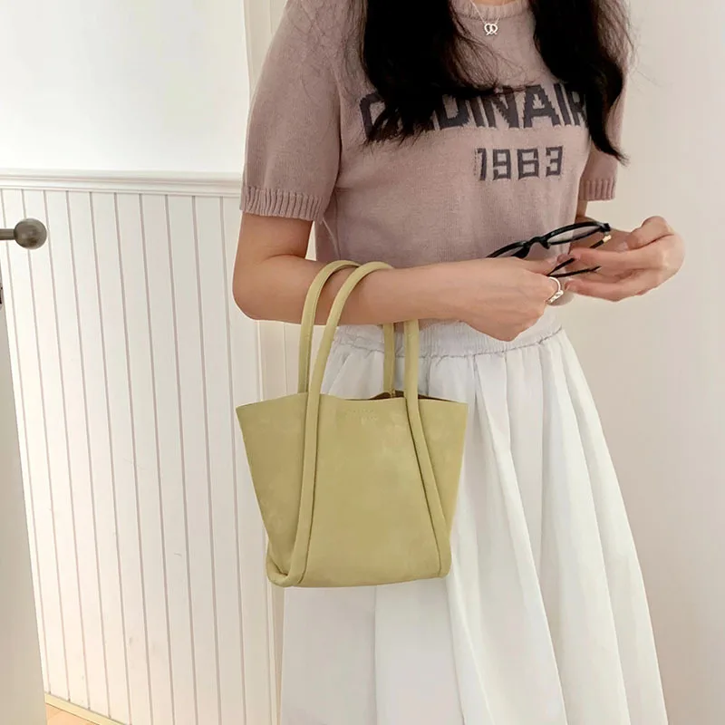 Niche Design Hand-held Bucket Bag For Women 2024 Simple And Fashionable Single Crossbody Vegetable Basket Bag
Niche Design Hand-held Bucket Bag For Women 2024 Simple And Fashionable Single Crossbody Vegetable Basket Bag