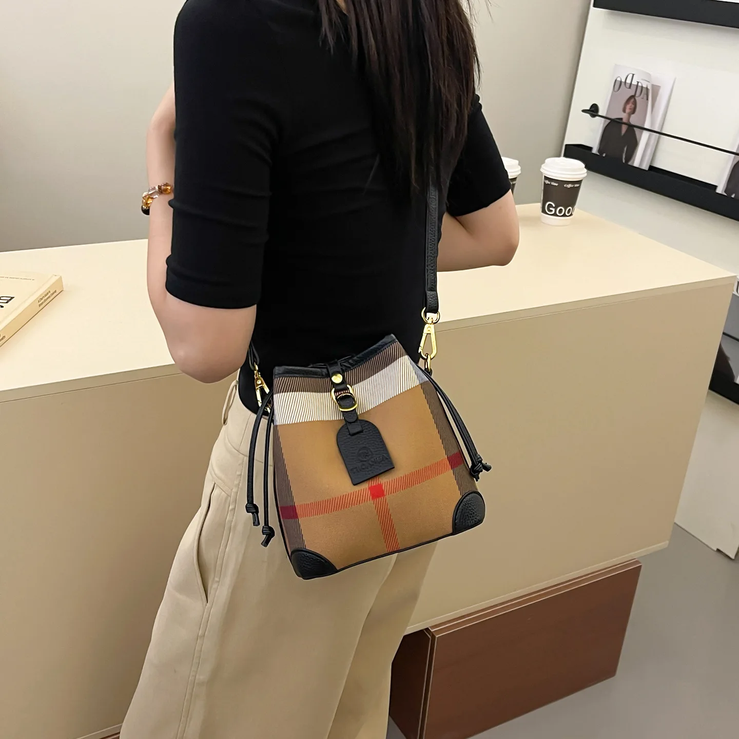 Niche Luxe Square Shoulder Bag, Women's Trendy Crossbody Purse, Day to Night Tote, Casual Sling Bag, Minimalist Top Handle Bag
Niche Luxe Square Shoulder Bag, Women's Trendy Crossbody Purse, Day to Night Tote, Casual Sling Bag, Minimalist Top Handle Bag