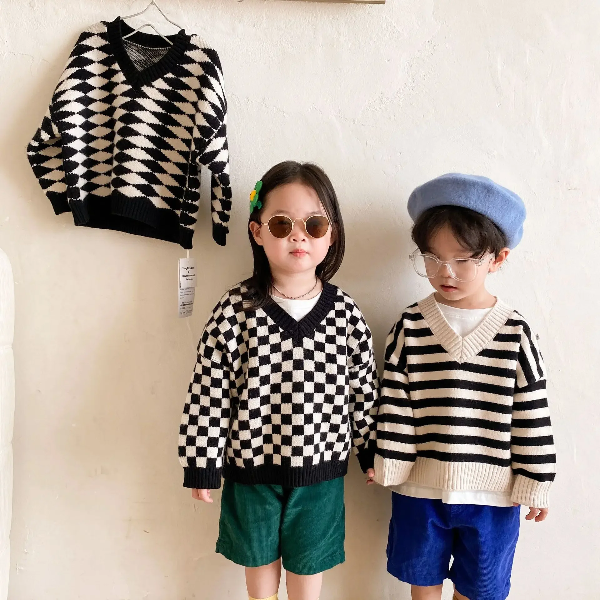 Boys and girls warm striped warm pullovers knitwear Autumn Winter Children knitted V-neck plaid sweaters 1-6 years
Boys and girls warm striped warm pullovers knitwear Autumn Winter Children knitted V-neck plaid sweaters 1-6 years