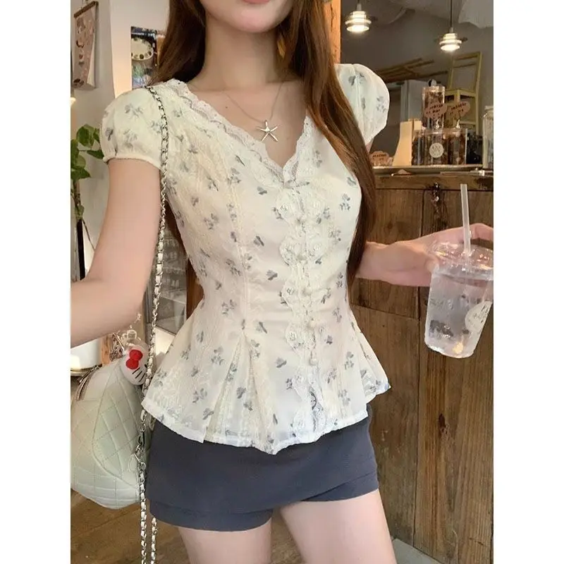 Lace Short-sleeved Shirt French Style Women's Summer Small Waist Slimming Slimming Age-reducing Floral Top
Lace Short-sleeved Shirt French Style Women's Summer Small Waist Slimming Slimming Age-reducing Floral Top