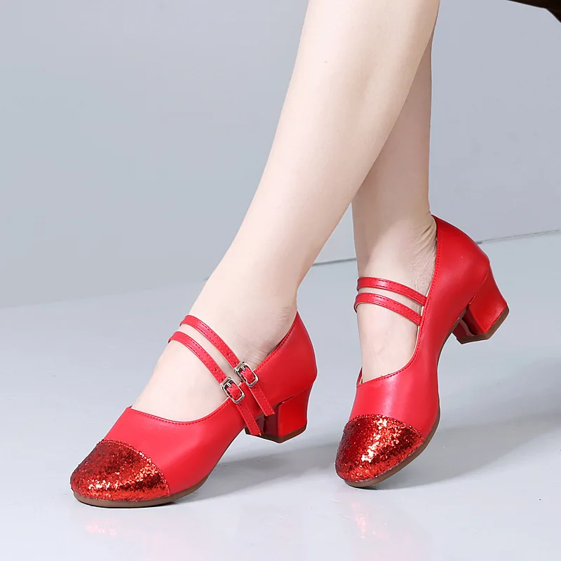 Новые туфли для кадриль, женские туфли на мягкой подошве с мягким верхом, танцевальные туфли на низком каблуке, летние туфли для мам, всесезонные туфли
Новые туфли для кадриль, женские туфли на мягкой подошве с мягким верхом, танцевальные туфли на низком каблуке, летние туфли для мам, всесезонные туфли