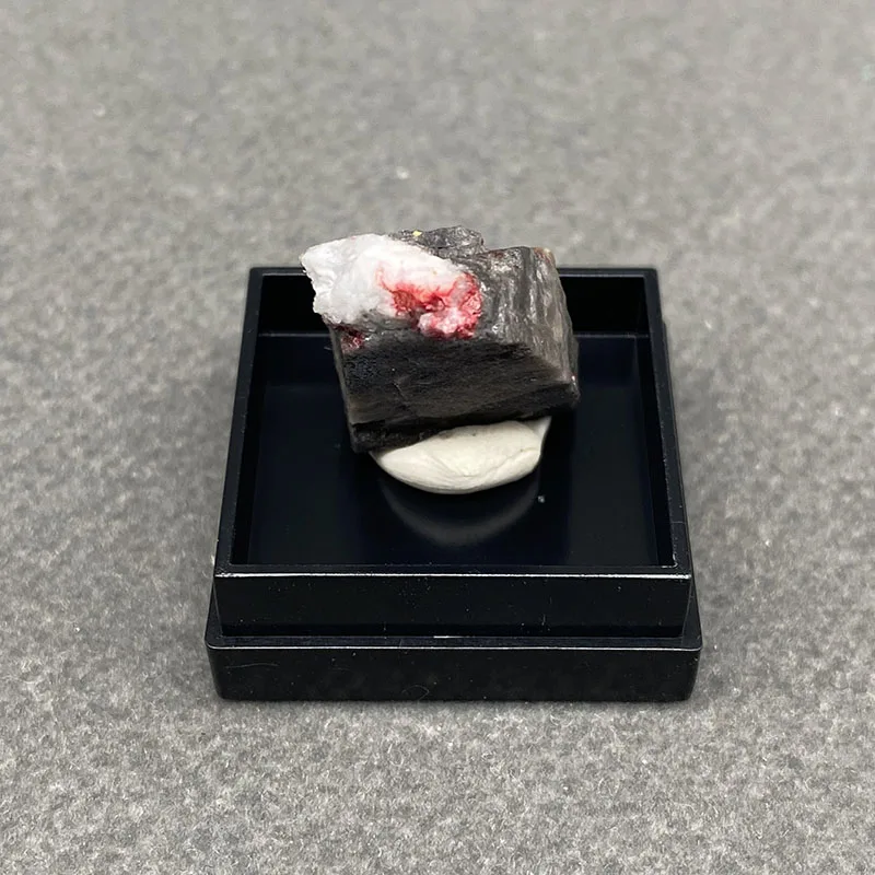 100% natural cinnabar raw stone mineral specimen popular jewelry small pendant +Box size:27*27*25mm
100% natural cinnabar raw stone mineral specimen popular jewelry small pendant +Box size:27*27*25mm