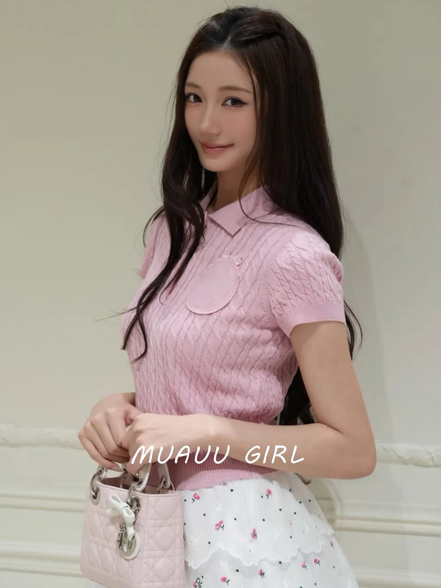 MUAUU GIRL Alice in Wonderland 26SS Классический мягкий трикотажный женский топ с коротким рукавом, повседневный стиль, облегающий крой, хлопок, шерсть...
MUAUU GIRL Alice in Wonderland 26SS Классический мягкий трикотажный женский топ с коротким рукавом, повседневный стиль, облегающий крой, хлопок, шерсть...