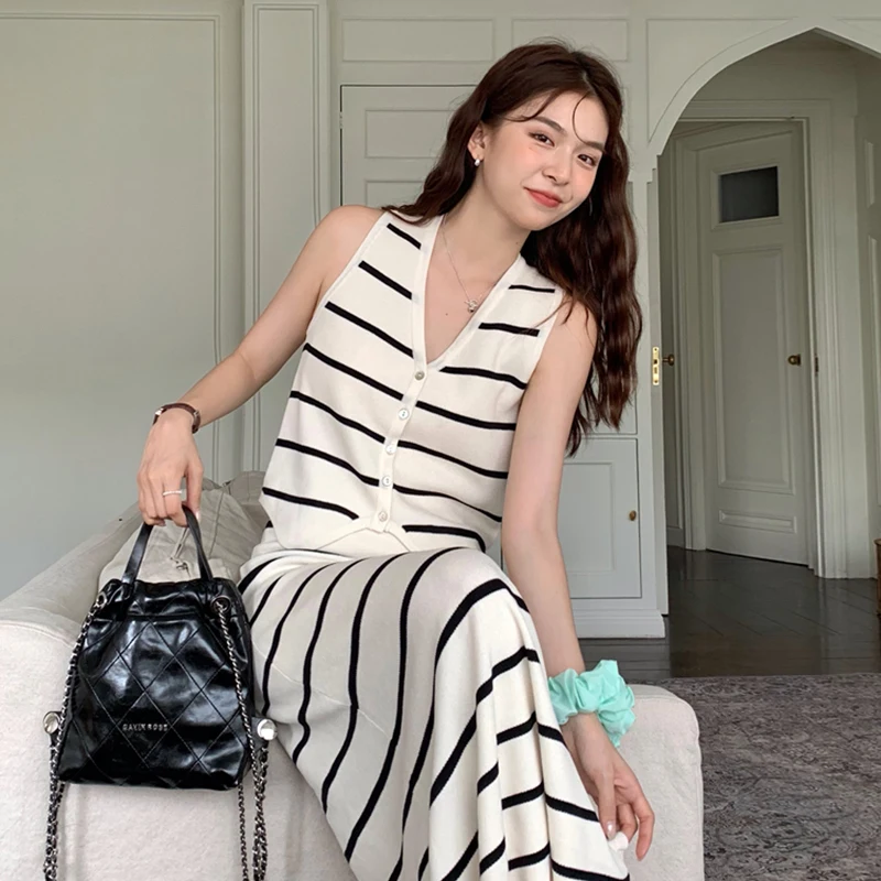 Модный полосатый укороченный топ и юбка с высокой талией, комплект из двух предметов, женский летний наряд, облегающая длинная юбка, комплект Ele Ensemble
Модный полосатый укороченный топ и юбка с высокой талией, комплект из двух предметов, женский летний наряд, облегающая длинная юбка, комплект Ele Ensemble