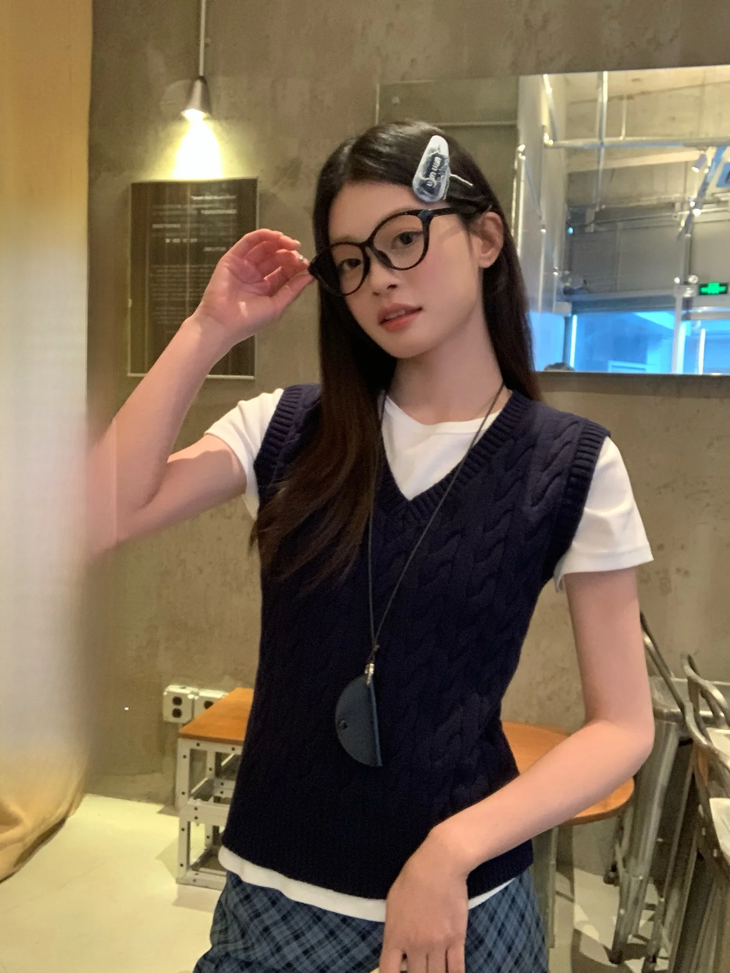 Song Zhengen Dark Blue V-neck Knitted Vest Women's Spring New Style Layering Unique Beautiful Top Korean Style Straight Cut
Song Zhengen Dark Blue V-neck Knitted Vest Women's Spring New Style Layering Unique Beautiful Top Korean Style Straight Cut