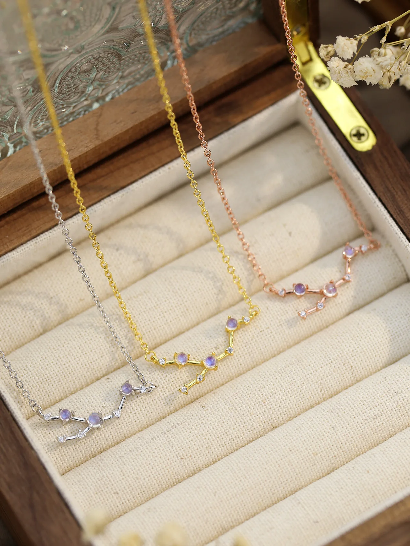 Girls' Necklace Made of Pure 925 Silver and Moon Stone with Irregular Shape Pendant for Classic Simple Style
Girls' Necklace Made of Pure 925 Silver and Moon Stone with Irregular Shape Pendant for Classic Simple Style