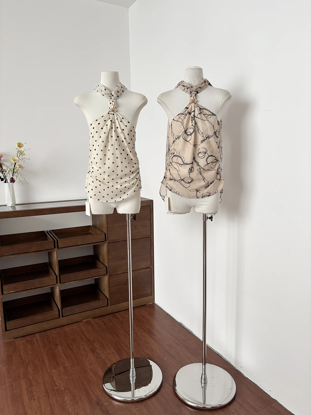 2026 Summer New Retro Sexy Polka Dot Hanging Neck Vest Slim Fit Women's Top Fashionable Elegant Casual Polyester Fiber
2026 Summer New Retro Sexy Polka Dot Hanging Neck Vest Slim Fit Women's Top Fashionable Elegant Casual Polyester Fiber