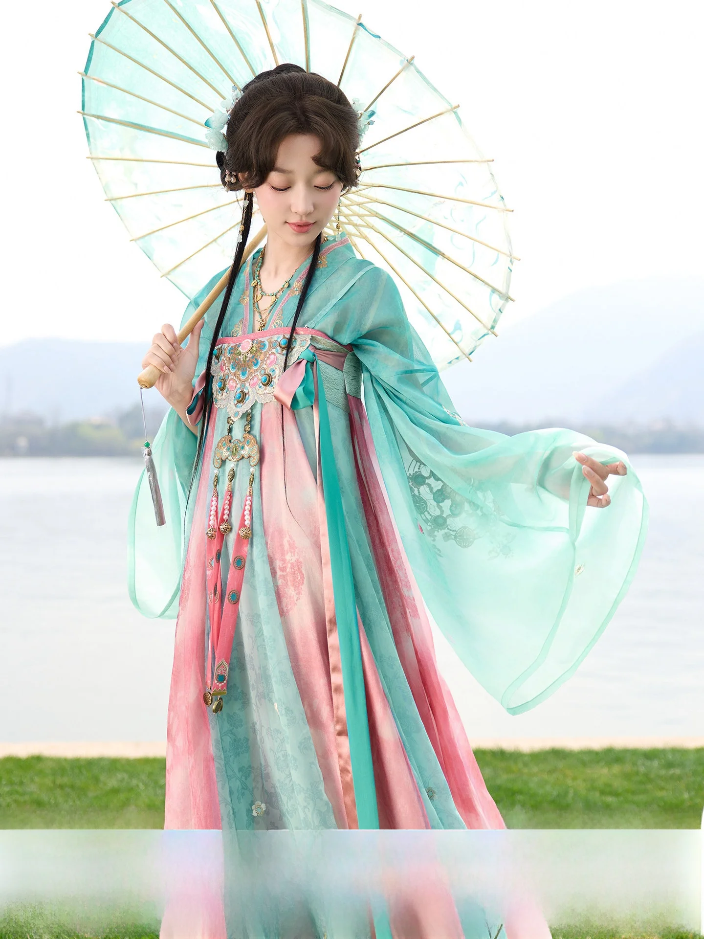 Thirteen Excess Lotus Spring Valley Collision Color Pleated Top Chest Skirt Floral Embroidery Tang Dynasty Hanfu Se...
Thirteen Excess Lotus Spring Valley Collision Color Pleated Top Chest Skirt Floral Embroidery Tang Dynasty Hanfu Se...