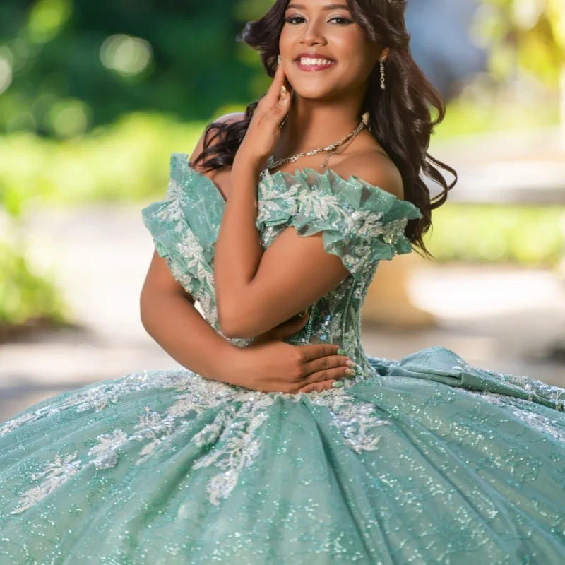 Green Quinceanera Dress off-shoulder Crystal Flower Decal Lace Ruffle Long tail Bow vestidos de 15 Quinceanera Customize
Green Quinceanera Dress off-shoulder Crystal Flower Decal Lace Ruffle Long tail Bow vestidos de 15 Quinceanera Customize