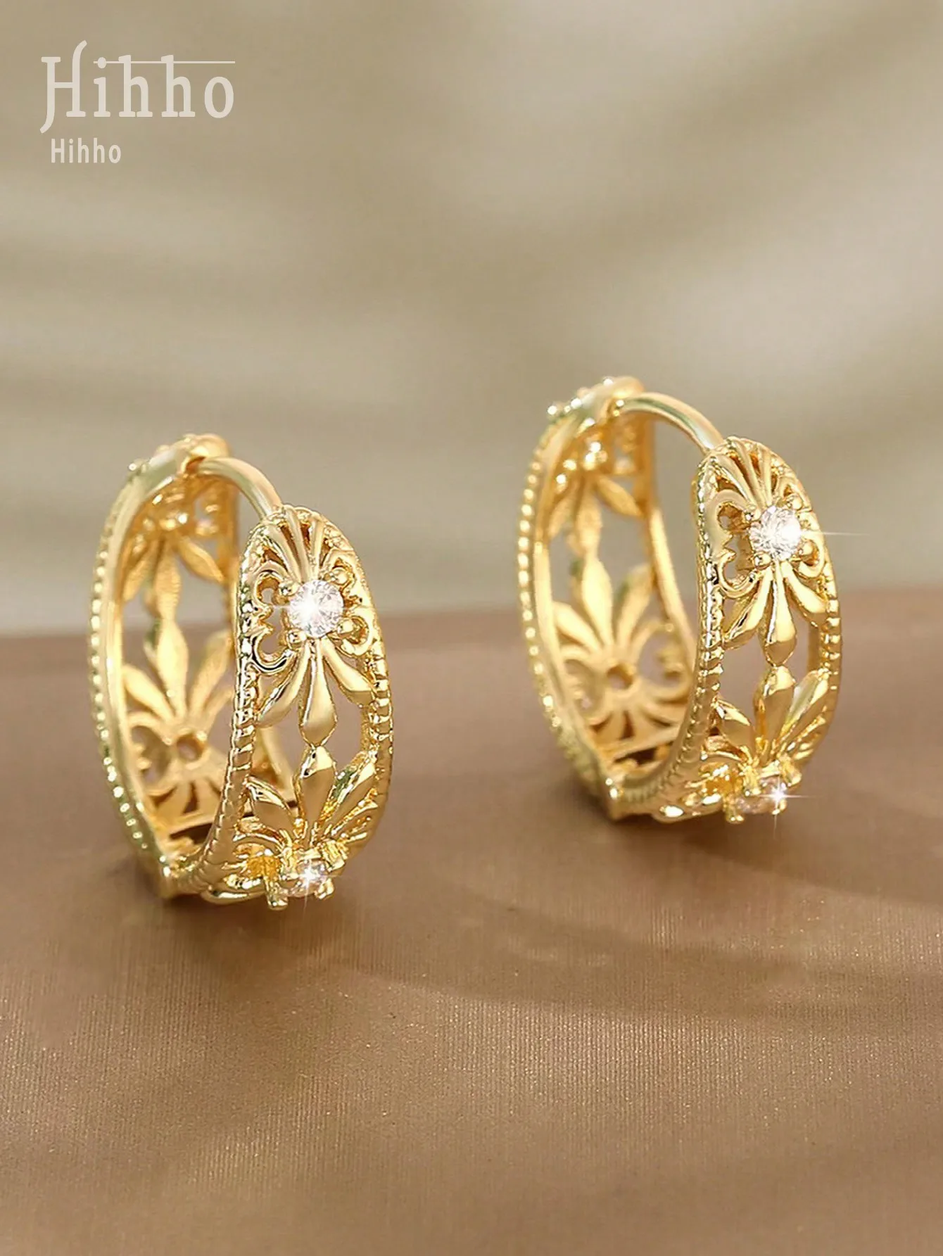 Hihho Vintage Hollow Floral Gold Plated Earrings with Zirconia for Women, Elegant Fashion Jewelry Gift
Hihho Vintage Hollow Floral Gold Plated Earrings with Zirconia for Women, Elegant Fashion Jewelry Gift
