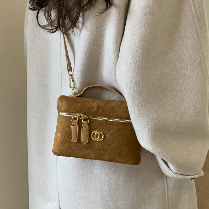 Стеганая сумка-коробка осень-зима 202, роскошная женская сумка с верхней ручкой, текстурированная сумка через плечо, минималистичная сумка через плечо «день-ночь»
Стеганая сумка-коробка осень-зима 202, роскошная женская сумка с верхней ручкой, текстурированная сумка через плечо, минималистичная сумка через плечо «день-ночь»