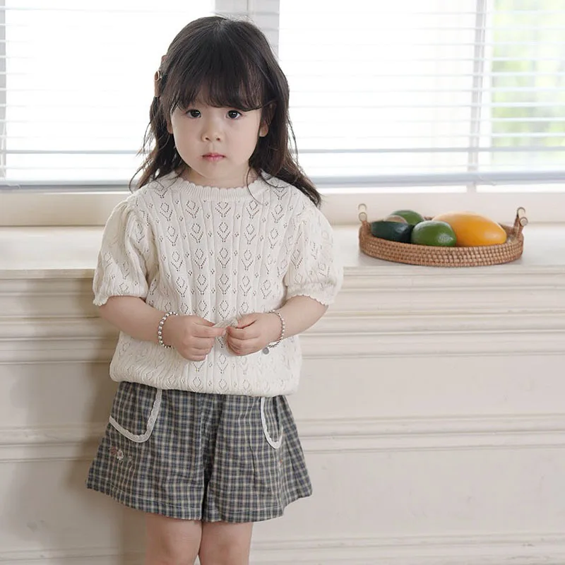 2025 Summer New Girls' Solid Color Knitted Short Sleeved and Checkered Cotton Shorts Two-piece Set
2025 Summer New Girls' Solid Color Knitted Short Sleeved and Checkered Cotton Shorts Two-piece Set