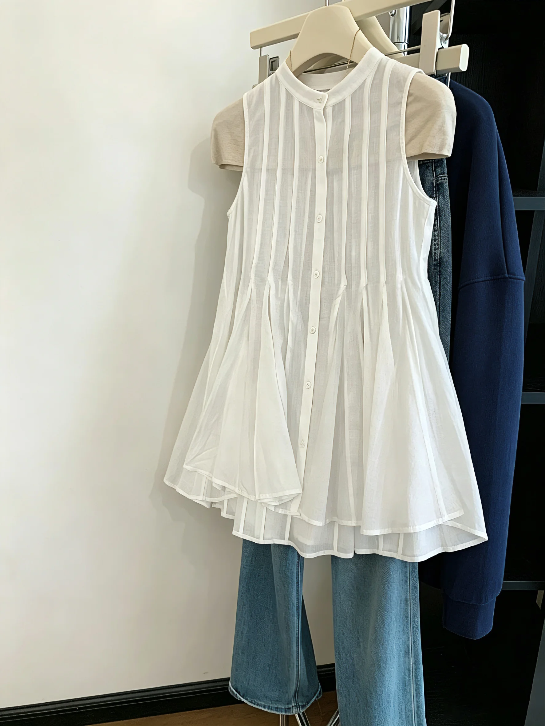 Sweet Shirtlike Vest with Pleats Casual Thin Summer Top for Men And Women Antiaging Korean Style Loose Fit Regular Length
Sweet Shirtlike Vest with Pleats Casual Thin Summer Top for Men And Women Antiaging Korean Style Loose Fit Regular Length