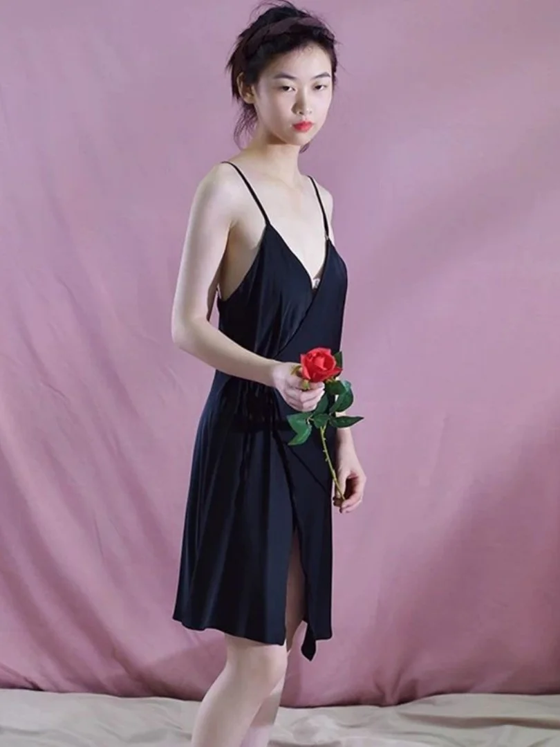 plus Size Sexy V-Neck Summer Mid-Length One-Piece Ice Silk Strap Thin Sleepwear Dress for Young Women Casual Home Wear
plus Size Sexy V-Neck Summer Mid-Length One-Piece Ice Silk Strap Thin Sleepwear Dress for Young Women Casual Home Wear
