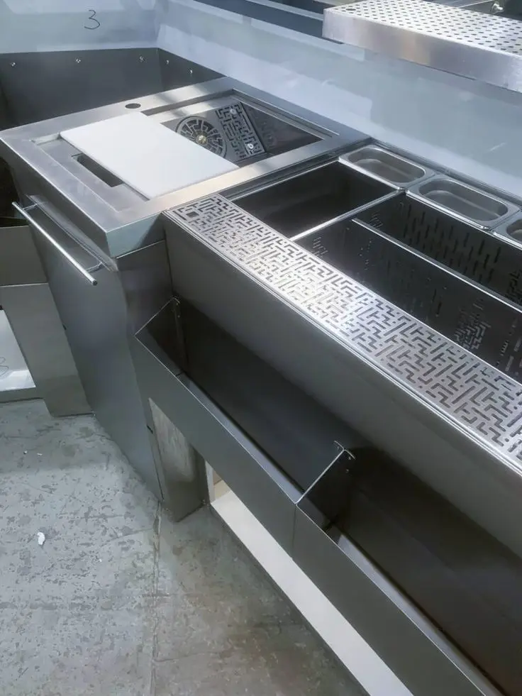 Современная дизайнерская барная стойка из нержавеющей стали с системой охлаждения и выдвижными ящиками для элитных баров
Современная дизайнерская барная стойка из нержавеющей стали с системой охлаждения и выдвижными ящиками для элитных баров