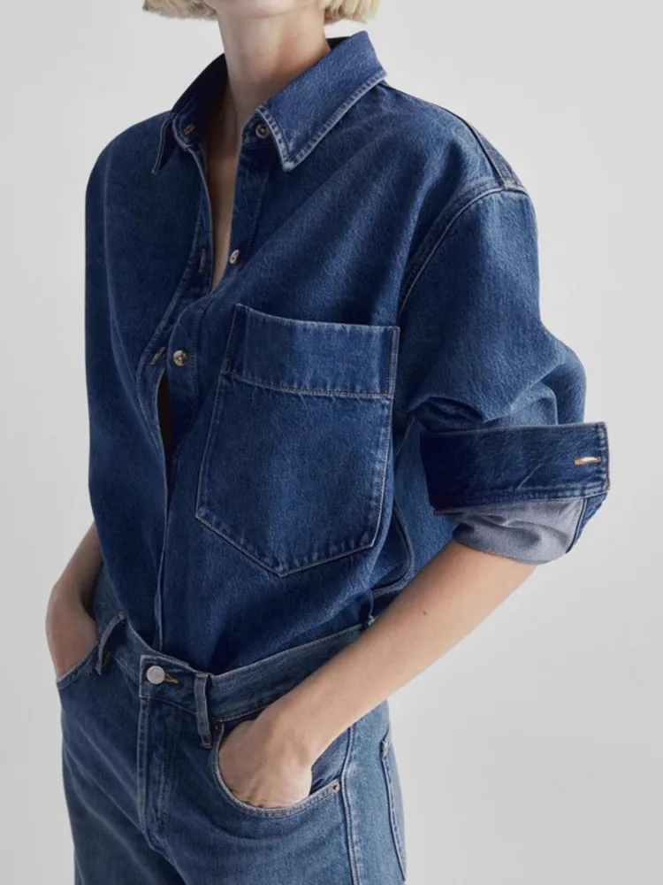 Retro Denim Shirt For Women With A Spring And Autumn Design, Featuring A Simple And Slim Fit With A Round Hem
Retro Denim Shirt For Women With A Spring And Autumn Design, Featuring A Simple And Slim Fit With A Round Hem