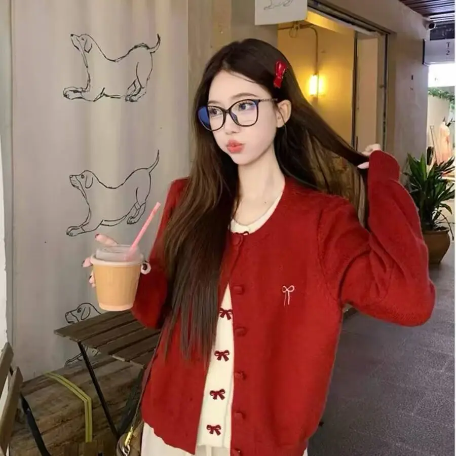 Age reducing bow embroidery red retro design sense fake two-piece sweater cardigan women's autumn and winter knitwear top
Age reducing bow embroidery red retro design sense fake two-piece sweater cardigan women's autumn and winter knitwear top