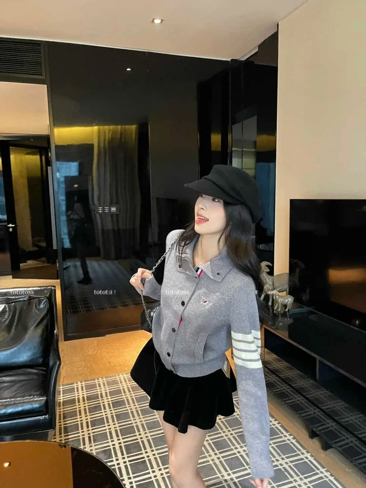 Классическая трикотажная куртка-бомбер Seoul Limited Edition с четырьмя полосками, вышивкой и одной пуговицей, высококачественная верхняя одежда
Классическая трикотажная куртка-бомбер Seoul Limited Edition с четырьмя полосками, вышивкой и одной пуговицей, высококачественная верхняя одежда