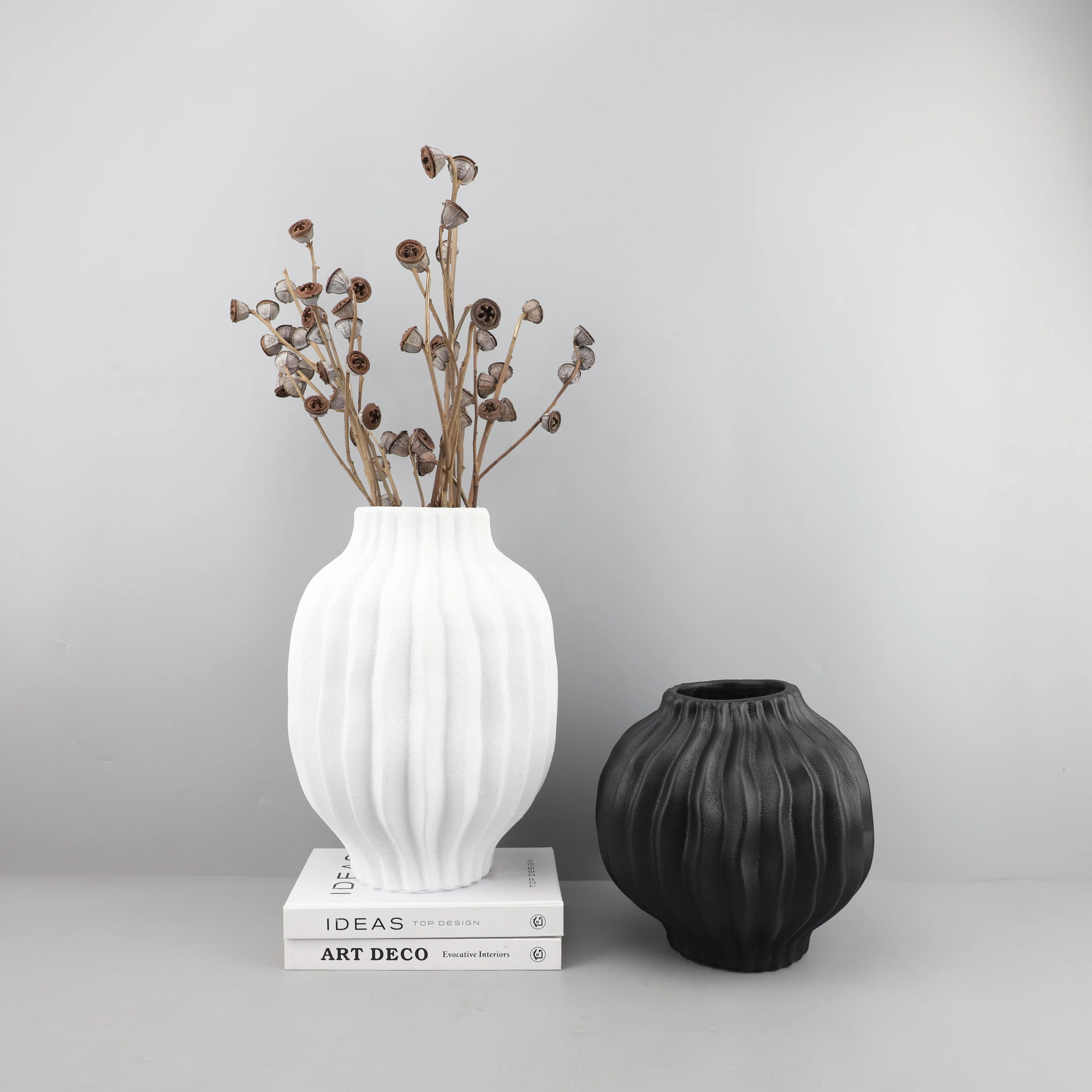 European creative black and white resin flower ornaments, living room, office, home soft decorations
European creative black and white resin flower ornaments, living room, office, home soft decorations