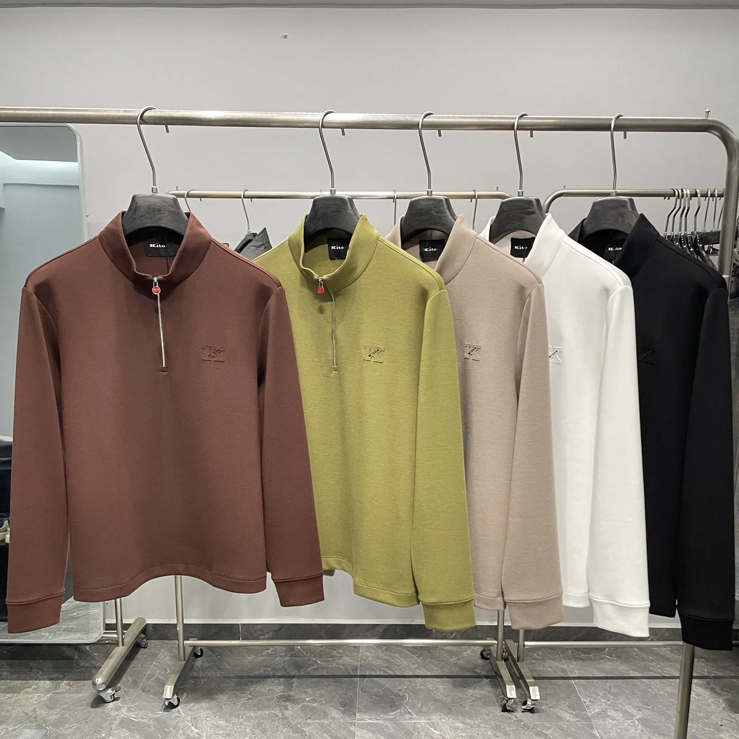 Kiton осенне-зимняя новая деловая однотонная универсальная трехмерная рубашка с воротником-стойкой и длинными рукавами
Kiton осенне-зимняя новая деловая однотонная универсальная трехмерная рубашка с воротником-стойкой и длинными рукавами