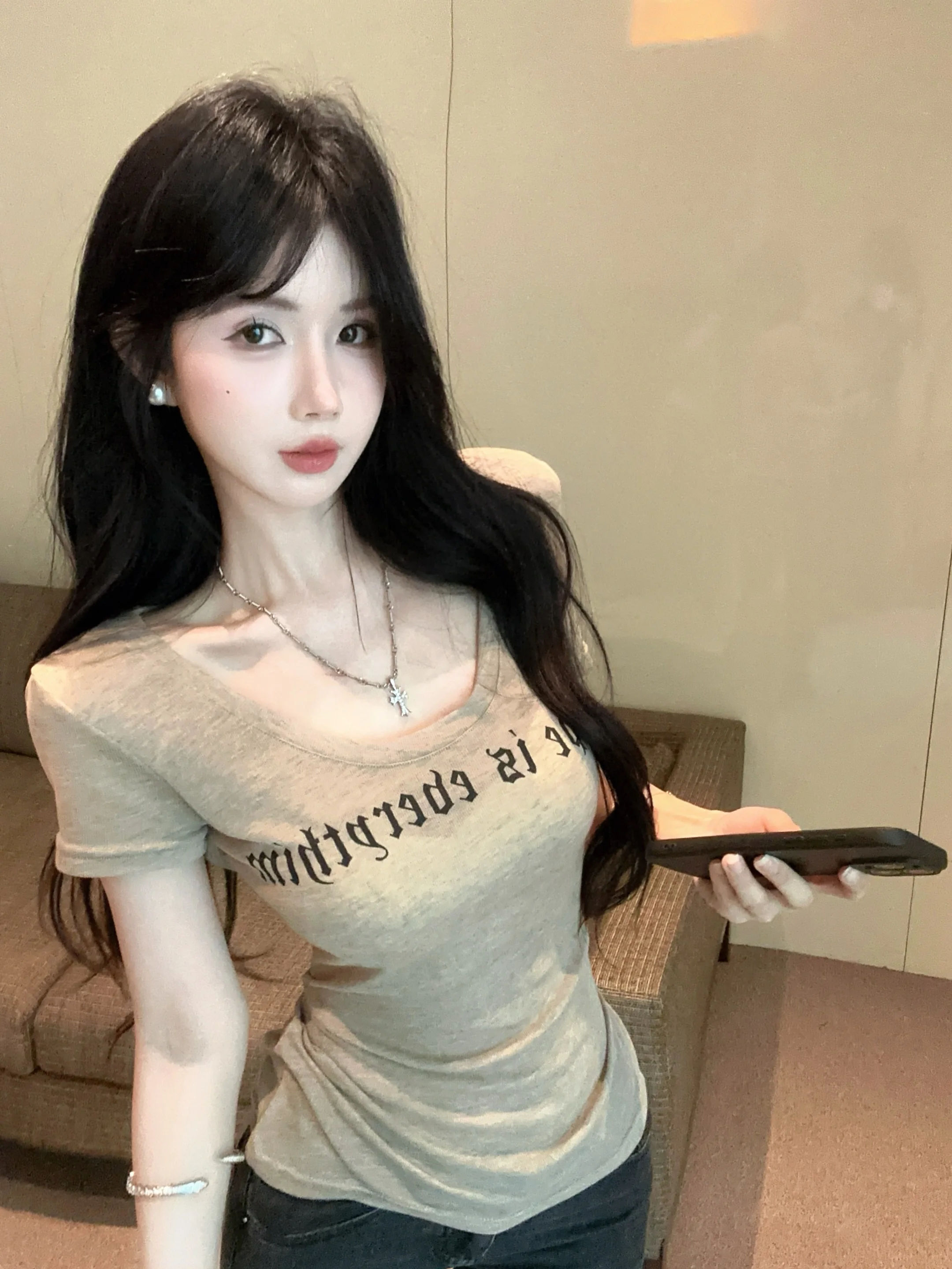 Korean Style Versatile Letter Print Short Sleeve T-Shirt Women Summer New Khaki Slimming Sexy Shoulder Top Commute Style
Korean Style Versatile Letter Print Short Sleeve T-Shirt Women Summer New Khaki Slimming Sexy Shoulder Top Commute Style