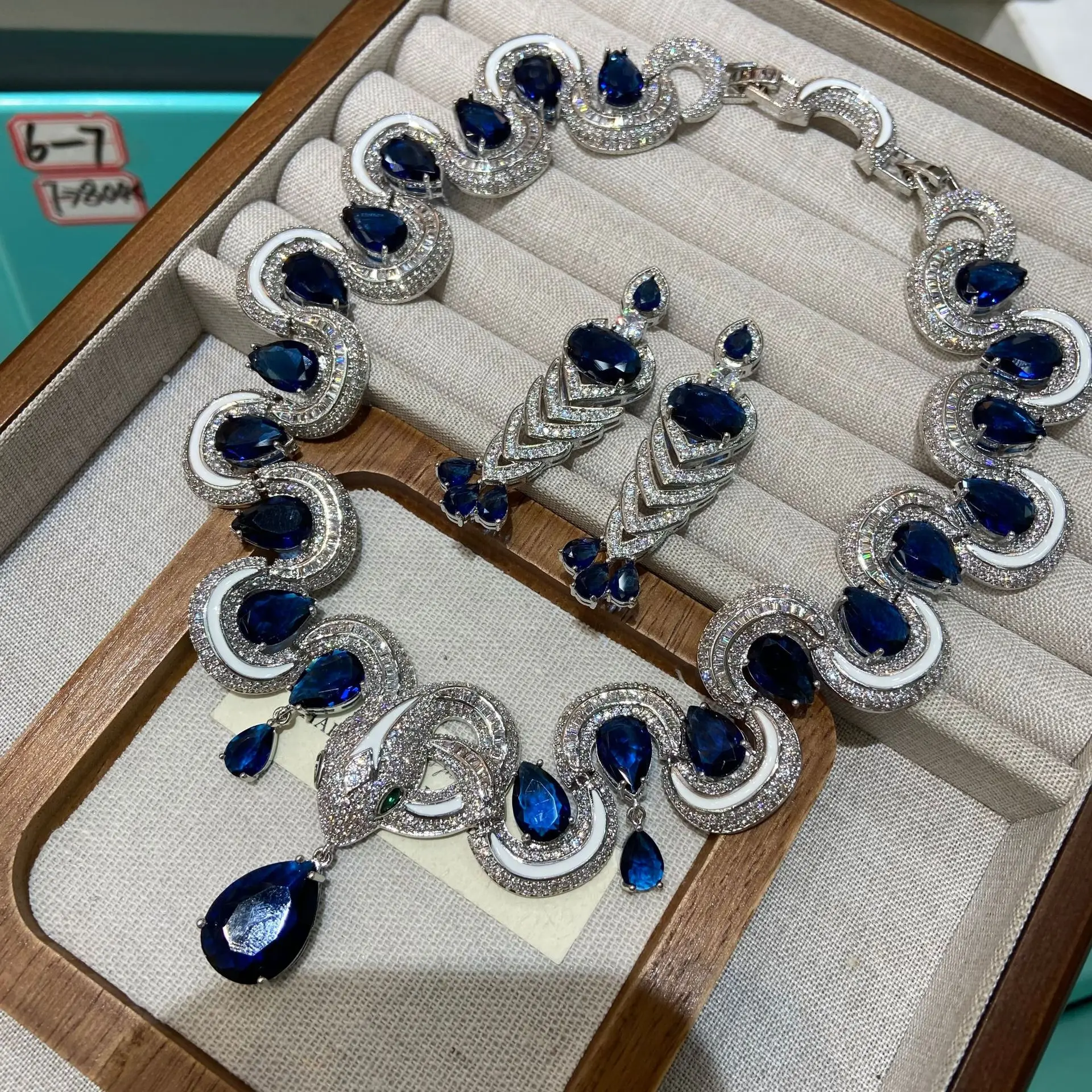 Высокое качество, роскошное циркониевое ожерелье в виде змеи, серьги, комплекты ювелирных изделий, женское свадебное ужин, банкетное платье, подарок на вечеринку, новинка 2023 года
Высокое качество, роскошное циркониевое ожерелье в виде змеи, серьги, комплекты ювелирных изделий, женское свадебное ужин, банкетное платье, подарок на вечеринку, новинка 2023 года