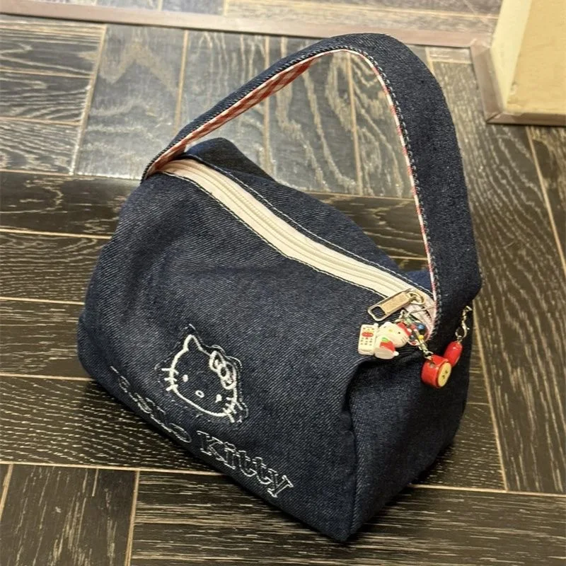 Аниме-косметичка Sanrio Hello Kitty с вышивкой, милая сумочка, вместительная сумка, студенческая сумка, подарок, игрушка
Аниме-косметичка Sanrio Hello Kitty с вышивкой, милая сумочка, вместительная сумка, студенческая сумка, подарок, игрушка