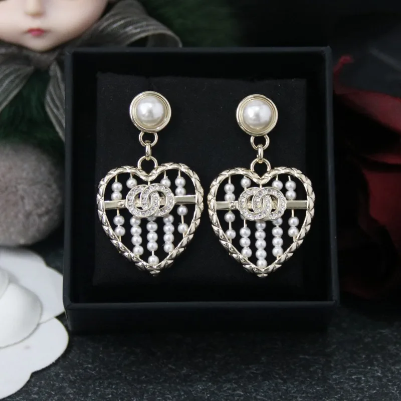 004 Xiaoxiangfeng New Love Abacus Pearl Light Luxury Fashion High Temperament Versatile Double C Stud Earrings
004 Xiaoxiangfeng New Love Abacus Pearl Light Luxury Fashion High Temperament Versatile Double C Stud Earrings