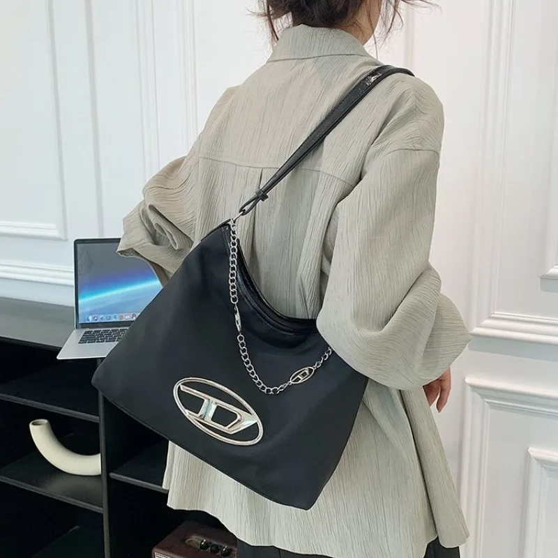 Женская дневная сумка, универсальный дизайн для бега и встреч друзей, практичная повседневная сумка 
Женская дневная сумка, универсальный дизайн для бега и встреч друзей, практичная повседневная сумка