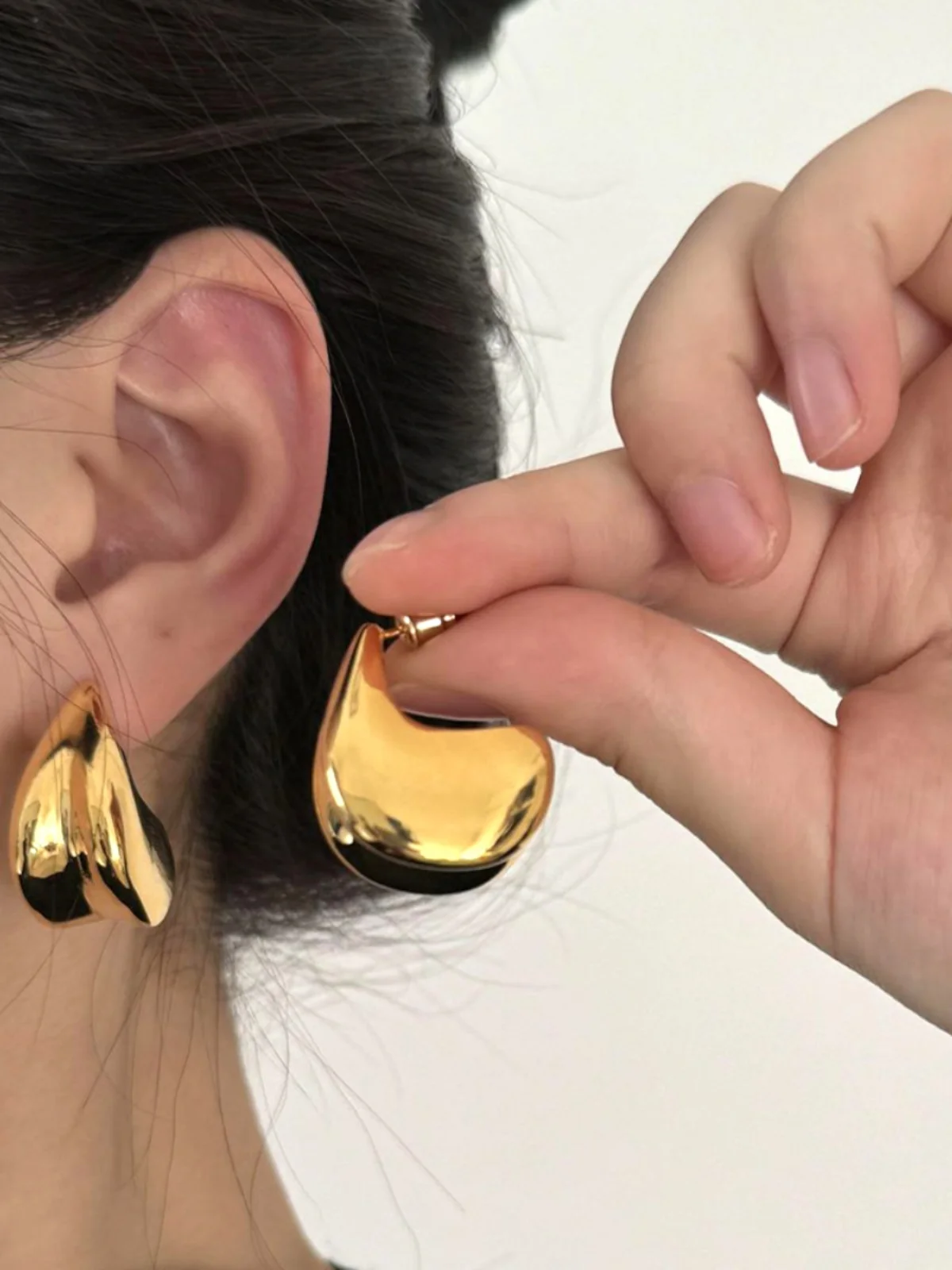 New Arrival Fashionable Golden Sphere Half Circle Thick C Shape Earrings for Women Elegant Minimalist Light Luxury Ear Studs
New Arrival Fashionable Golden Sphere Half Circle Thick C Shape Earrings for Women Elegant Minimalist Light Luxury Ear Studs