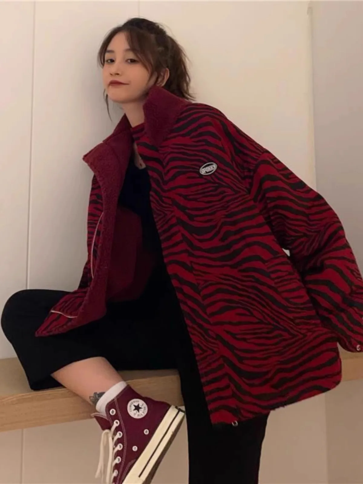 Retro Striped Double-Sided Wear Lamb Fur Jacket Women's Winter Design Collar Long Sleeve Thick Warm Cotton Coat Korean Style
Retro Striped Double-Sided Wear Lamb Fur Jacket Women's Winter Design Collar Long Sleeve Thick Warm Cotton Coat Korean Style
