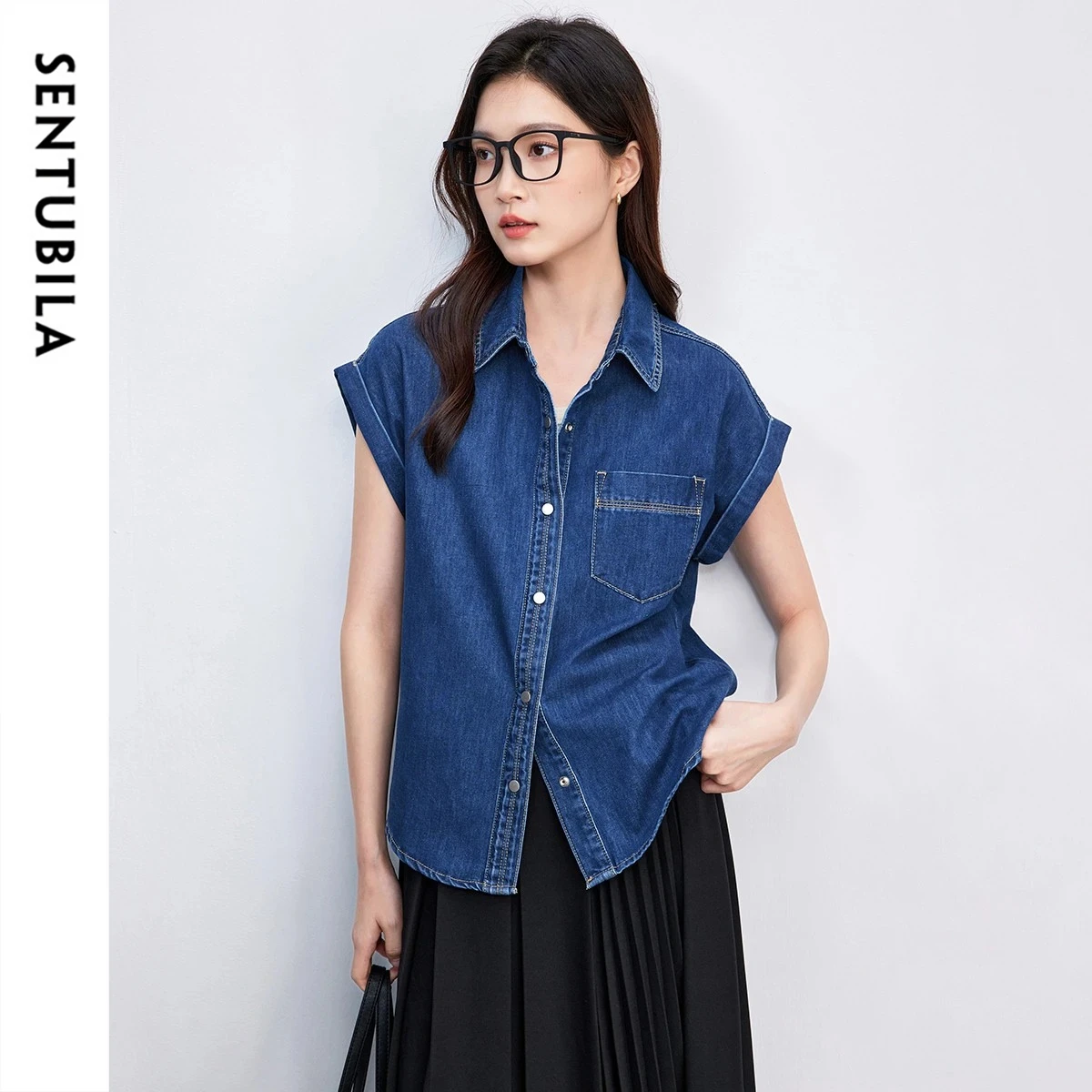 SENTUBILA Women's Fashion Denim Shirt 2026 Summer Simple Lapel Collar Single Pocket Design Loose Sleeveless Blouse W52CD3186X
SENTUBILA Women's Fashion Denim Shirt 2026 Summer Simple Lapel Collar Single Pocket Design Loose Sleeveless Blouse W52CD3186X