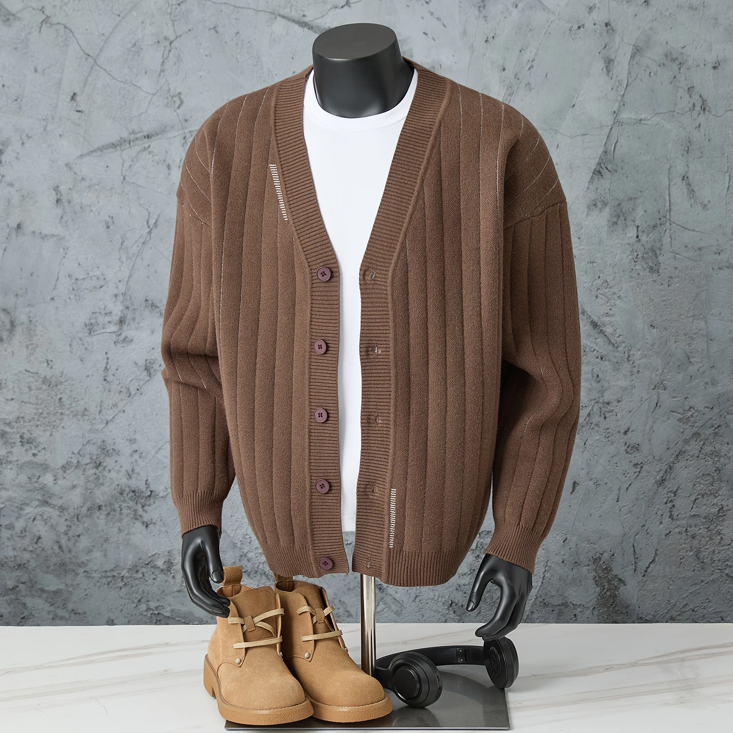 Мужской кардиган Cé Brown с V-образным вырезом, повседневный, в американском стиле, высококачественный вязаный верхний слой, для весны и осени
Мужской кардиган Cé Brown с V-образным вырезом, повседневный, в американском стиле, высококачественный вязаный верхний слой, для весны и осени