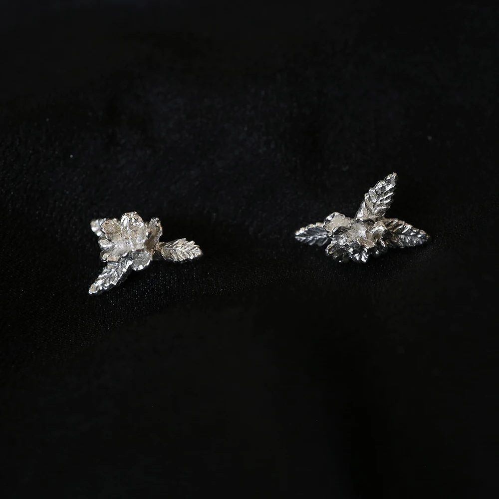 Handmade Small Tea Flower Leaf Earrings 925 Pure Silver Plant Motif Fashionable Feminine Ear Jewelry Original Design
Handmade Small Tea Flower Leaf Earrings 925 Pure Silver Plant Motif Fashionable Feminine Ear Jewelry Original Design