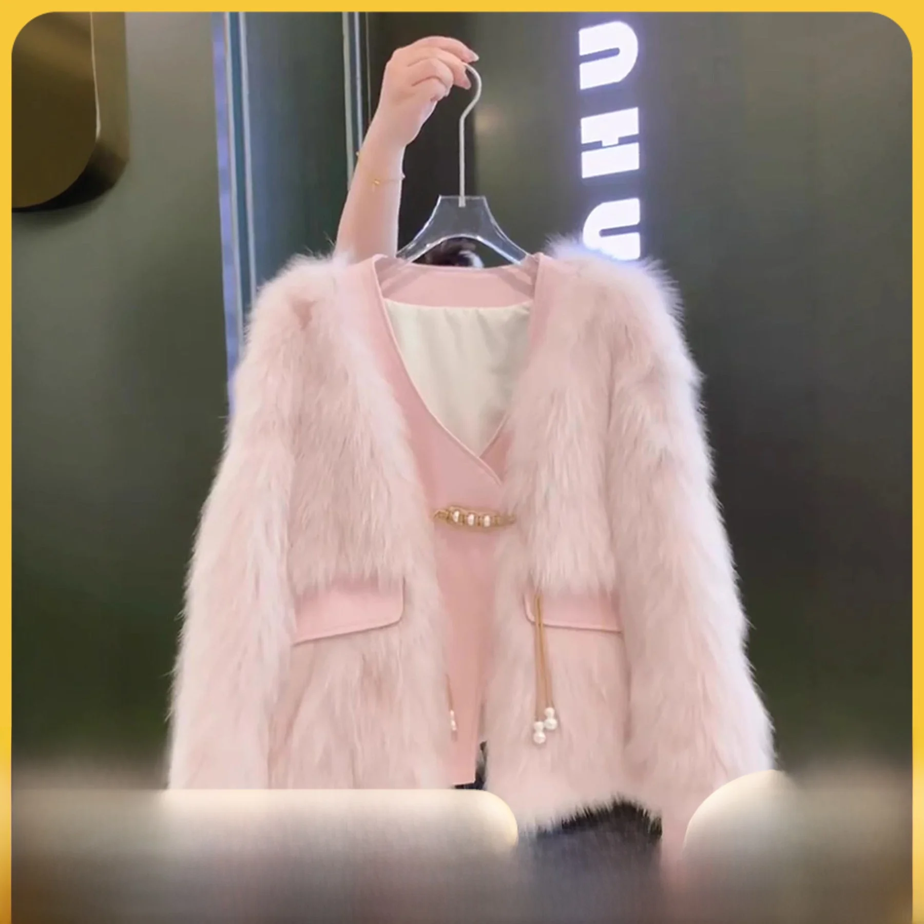 Women's Winter Fashion Fur Collar Synthetic Mink Leather Jacket Integrated Skin And Hair Flip Collar Thickened Outerwear
Women's Winter Fashion Fur Collar Synthetic Mink Leather Jacket Integrated Skin And Hair Flip Collar Thickened Outerwear
