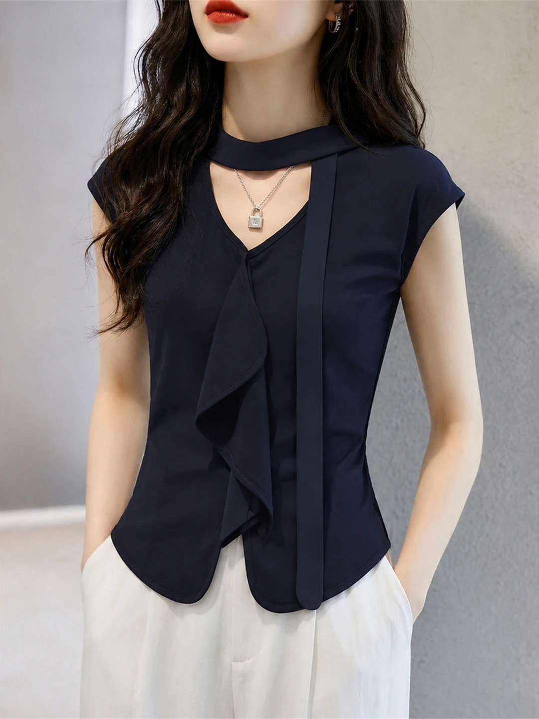 Elegant V-Neck Short Sleeve T-Shirt Women's Fashion Minimalist Style Summer 2026 Poetic Lin Commute Korean Version Slim Fit
Elegant V-Neck Short Sleeve T-Shirt Women's Fashion Minimalist Style Summer 2026 Poetic Lin Commute Korean Version Slim Fit