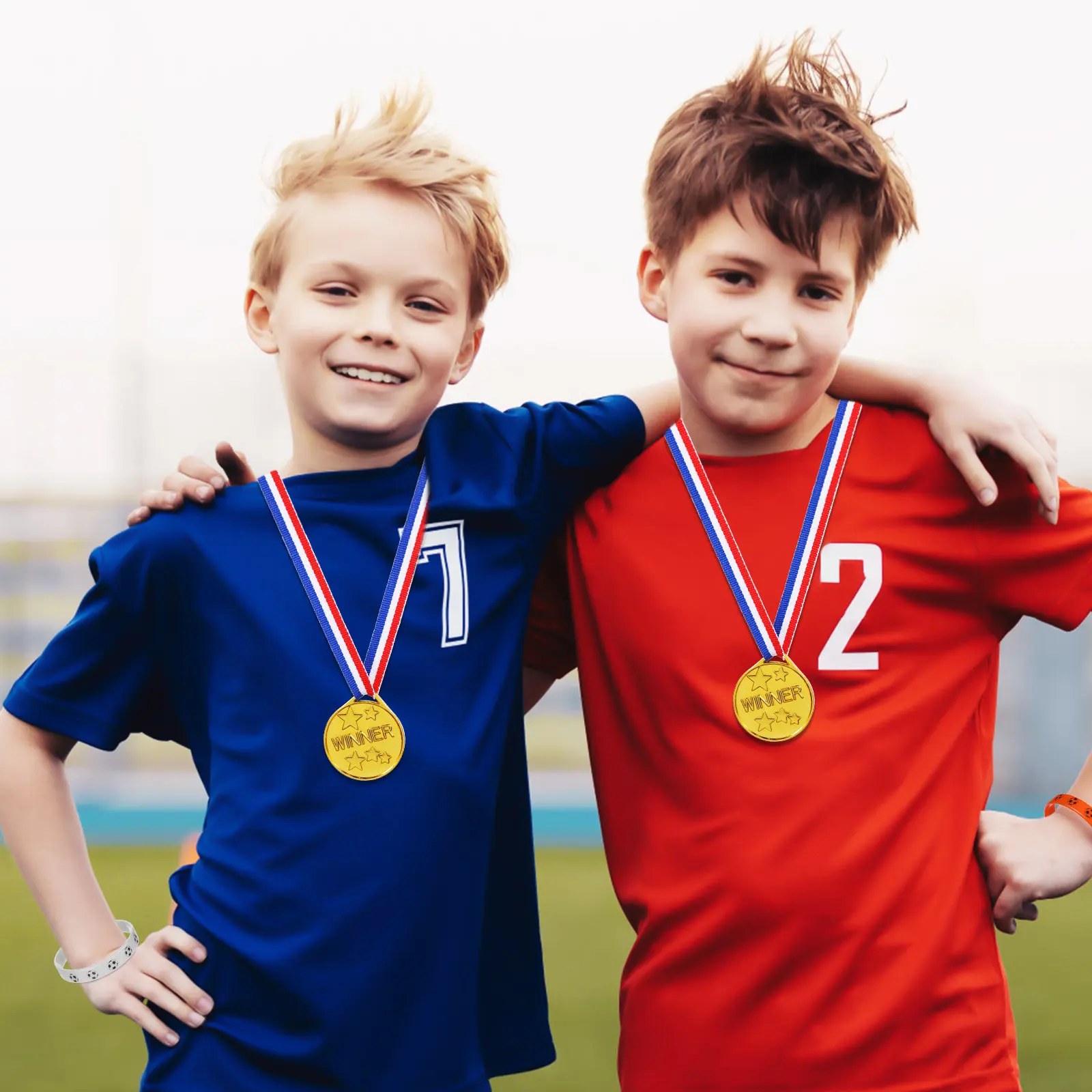 1Set Soccer Match Favors Stylish Keychains Wristbands Stickers Medals Perfect Themed Events Decorations Soccer Party Bag Fillers
1Set Soccer Match Favors Stylish Keychains Wristbands Stickers Medals Perfect Themed Events Decorations Soccer Party Bag Fillers