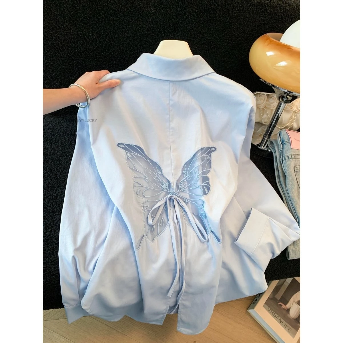 New Chinese Style Women Butterfly Mesh Embroidered Loose Shirt Spring Lapel Top Improved Oriental Style Daily Blouse
New Chinese Style Women Butterfly Mesh Embroidered Loose Shirt Spring Lapel Top Improved Oriental Style Daily Blouse