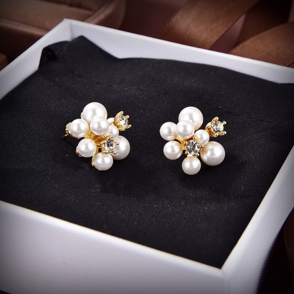 2022 Pearl Diamond Flower Earrings Simple Fashion Sweet Exquisite European Famous Luxury Jewelry For Women Party Date.
2022 Pearl Diamond Flower Earrings Simple Fashion Sweet Exquisite European Famous Luxury Jewelry For Women Party Date.