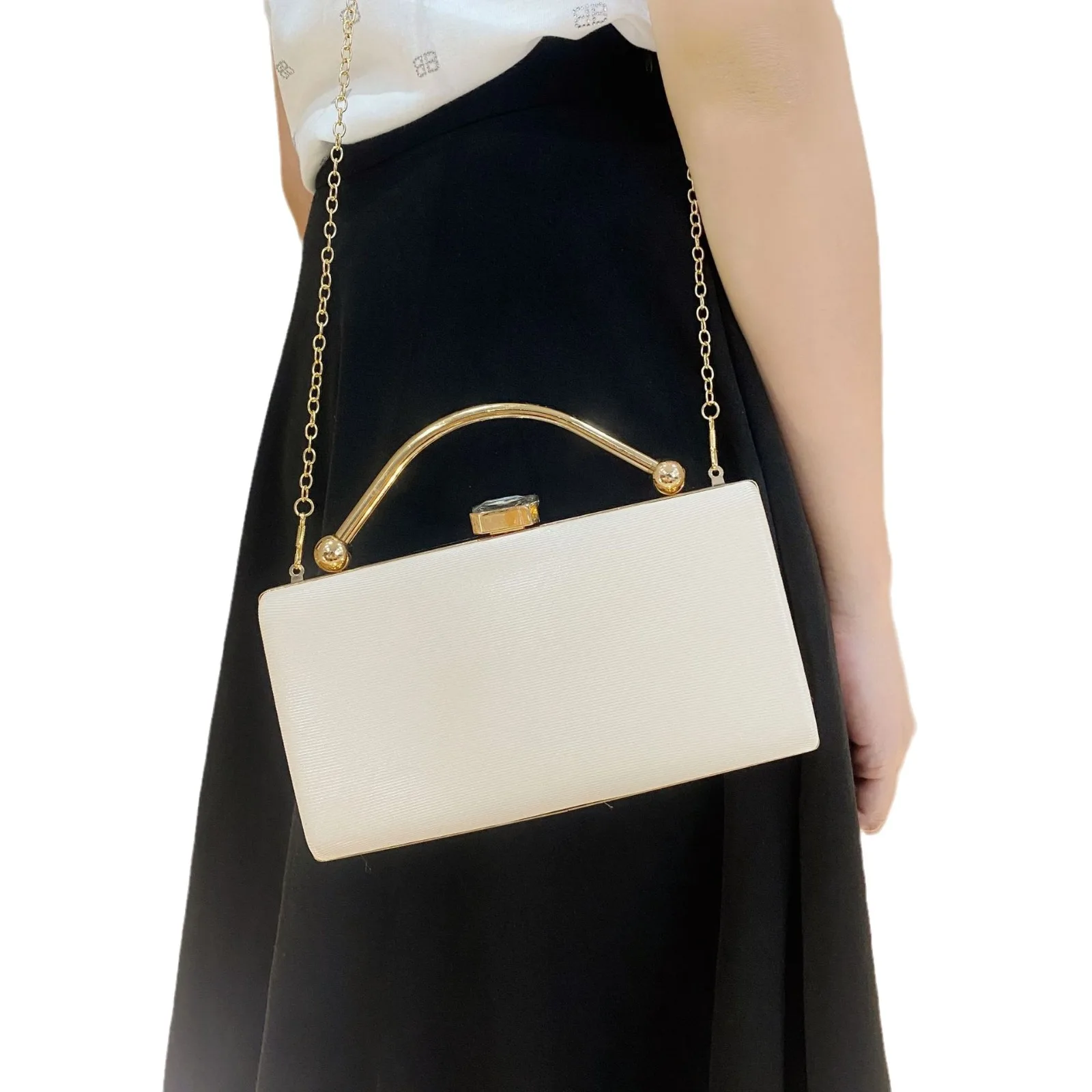 Simple, Fragrant, And Smooth Handbags Suitable For Wedding Clothes, Birthday Banquets Dinner Events. These Bags Combine Elegance
Simple, Fragrant, And Smooth Handbags Suitable For Wedding Clothes, Birthday Banquets Dinner Events. These Bags Combine Elegance