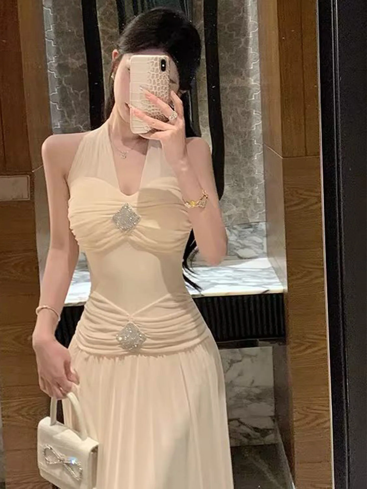 V-Neck Hanging Neck Slimming Beach Vacation Dress Sexy Pure Desire Long High Waist A-Line Skirt Korean Style Commute Wind
V-Neck Hanging Neck Slimming Beach Vacation Dress Sexy Pure Desire Long High Waist A-Line Skirt Korean Style Commute Wind